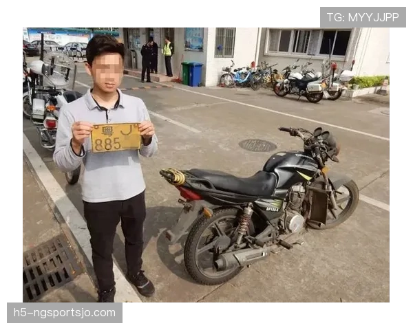 梁伟铿连夜换豪车，那车牌都得翻好几遍才记住！