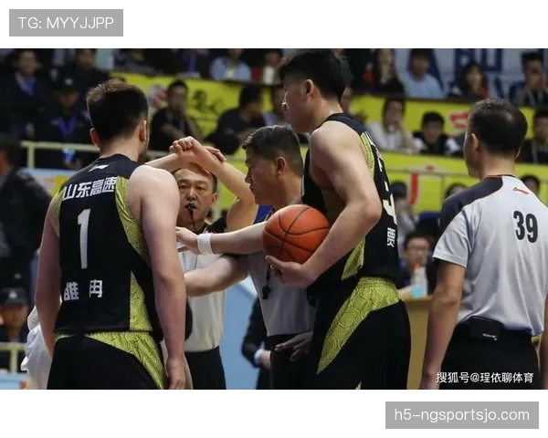 实战中如何准确判定拉人犯规的判罚标准？